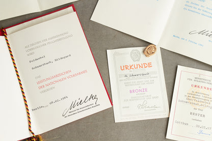 Østtysk DDR Urkunde Gruppe fra samme mand. Original.