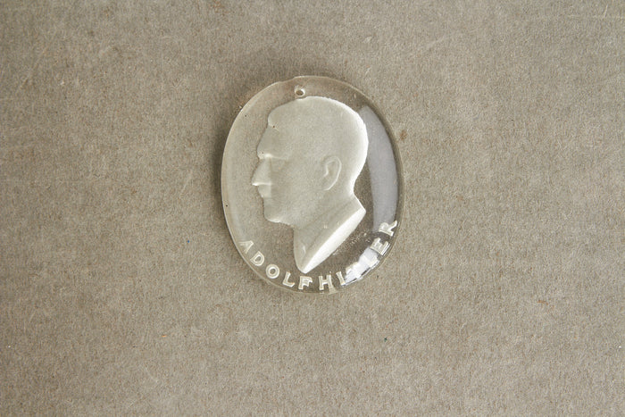 WW2 Tysk WHW "Adolf Hitler" Glas Mærke. Original.