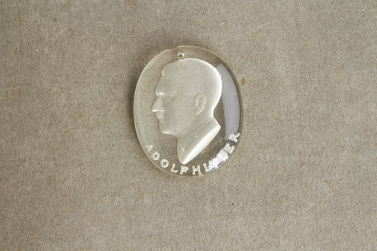 WW2 Tysk WHW "Adolf Hitler" Glas Mærke. Original.