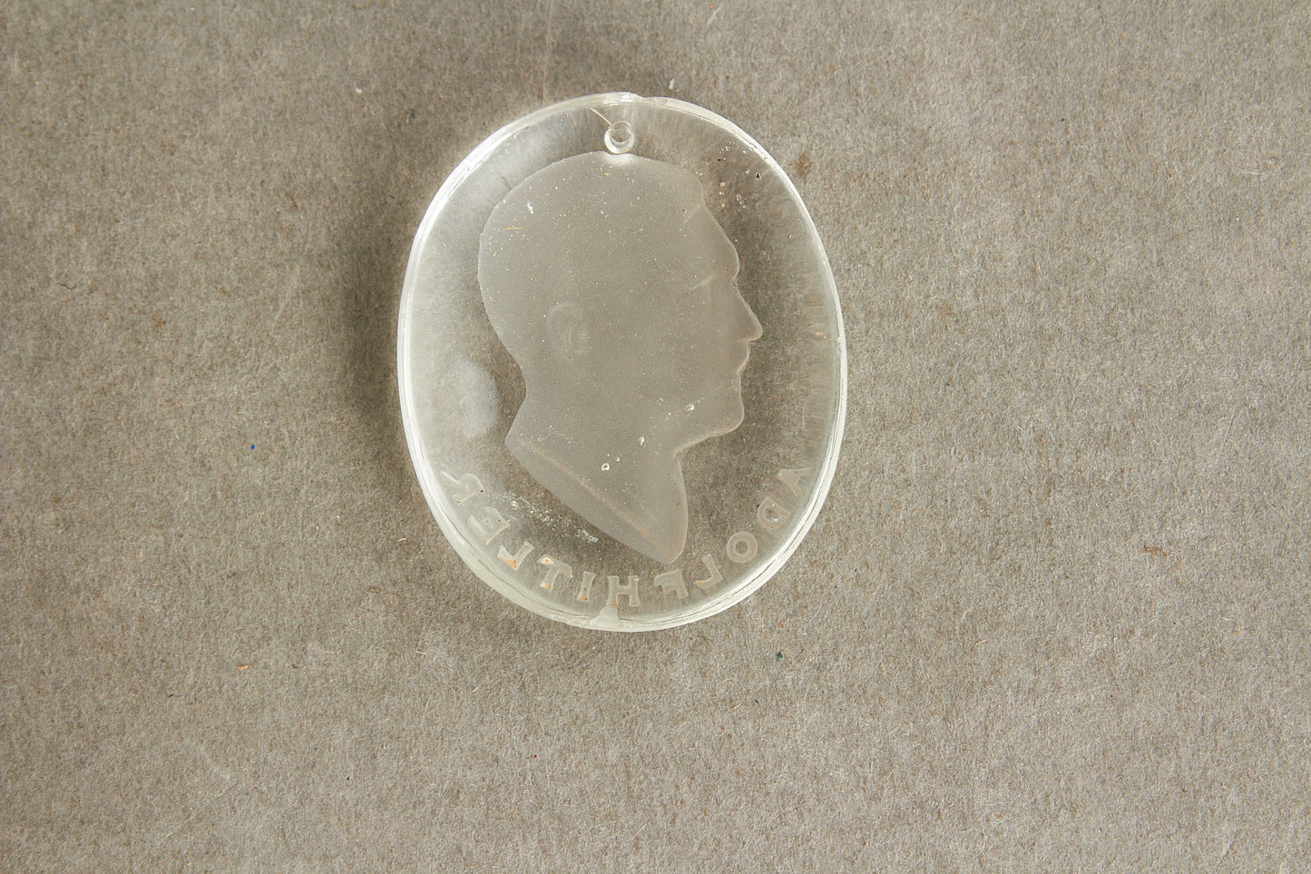 WW2 Tysk WHW "Adolf Hitler" Glas Mærke. Original.