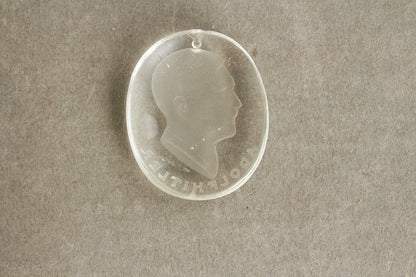 WW2 Tysk WHW "Adolf Hitler" Glas Mærke. Original.