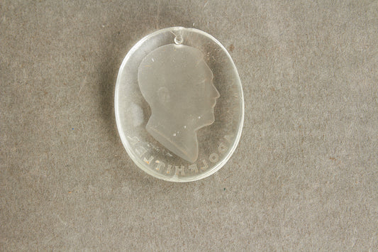 WW2 Tysk WHW "Adolf Hitler" Glas Mærke. Original.