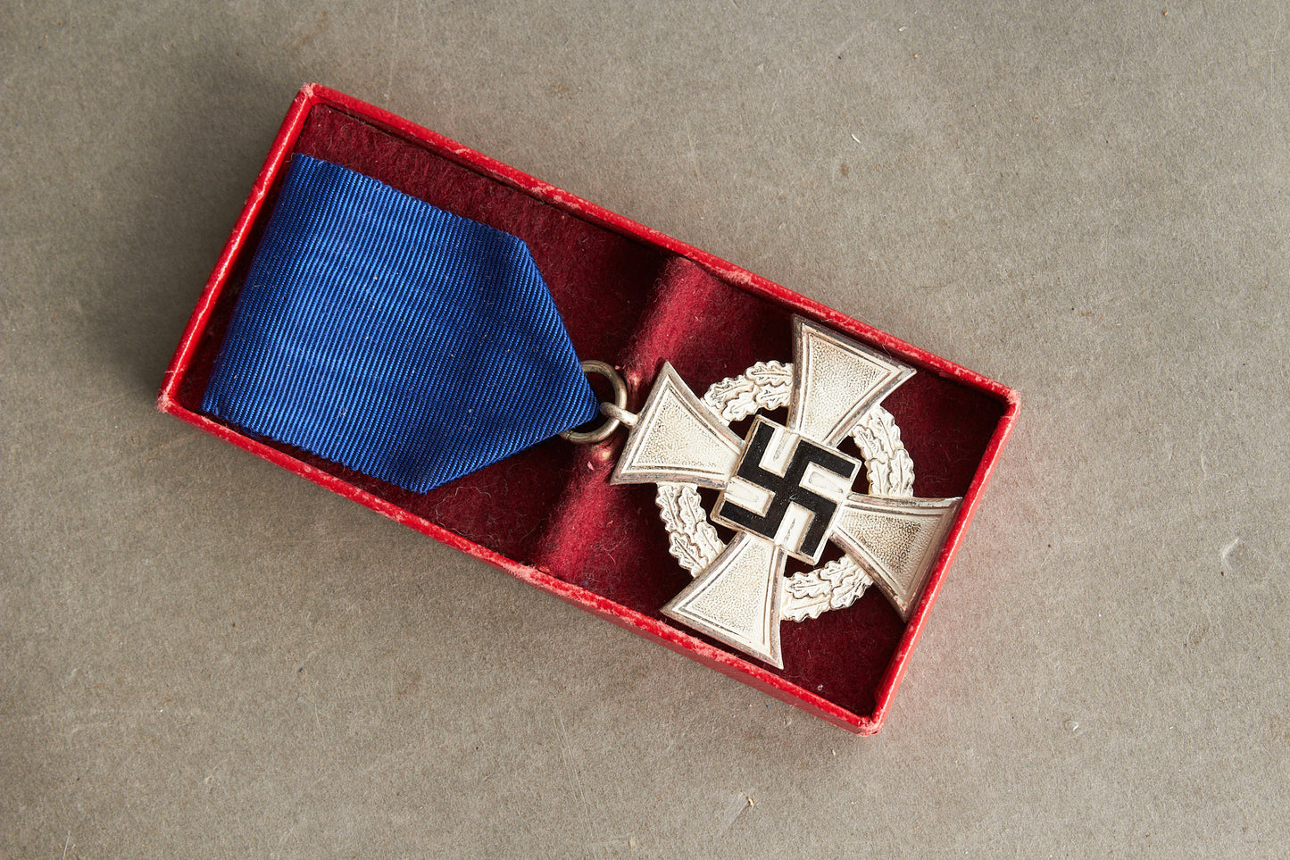 WW2 Tysk Treudienst 25 år Medalje. Toppen af æsken mangler. Original.