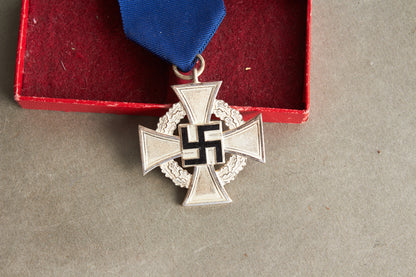 WW2 Tysk Treudienst 25 år Medalje. Toppen af æsken mangler. Original.
