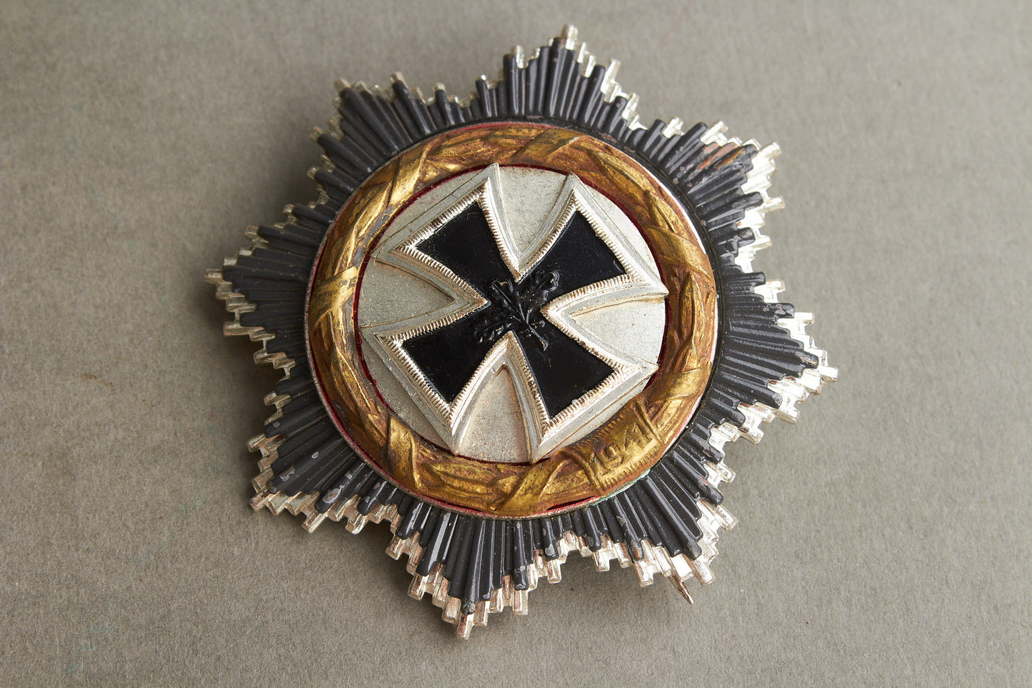 WW2 Tysk DKiG (Deutsches Kreuz in Gold) 1957-model. Original.