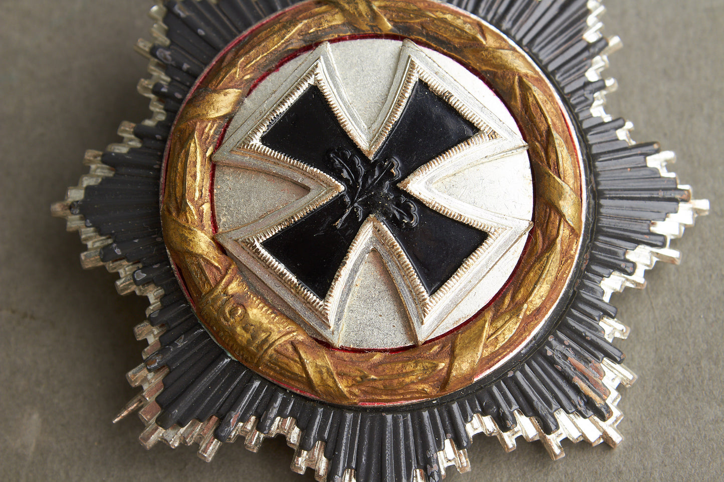 WW2 Tysk DKiG (Deutsches Kreuz in Gold) 1957-model. Original.