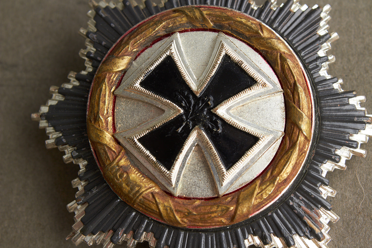 WW2 Tysk DKiG (Deutsches Kreuz in Gold) 1957-model. Original.