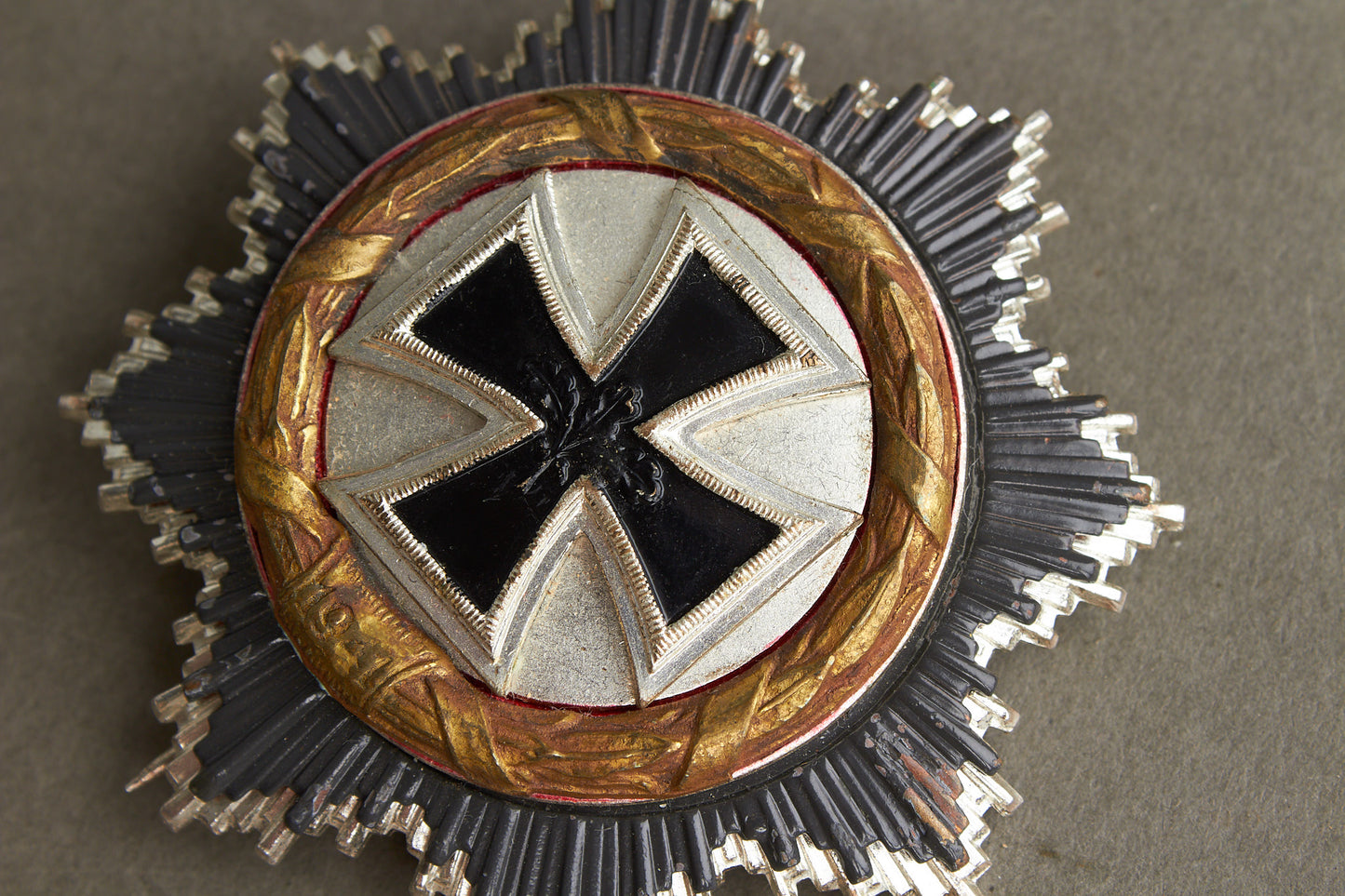 WW2 Tysk DKiG (Deutsches Kreuz in Gold) 1957-model. Original.