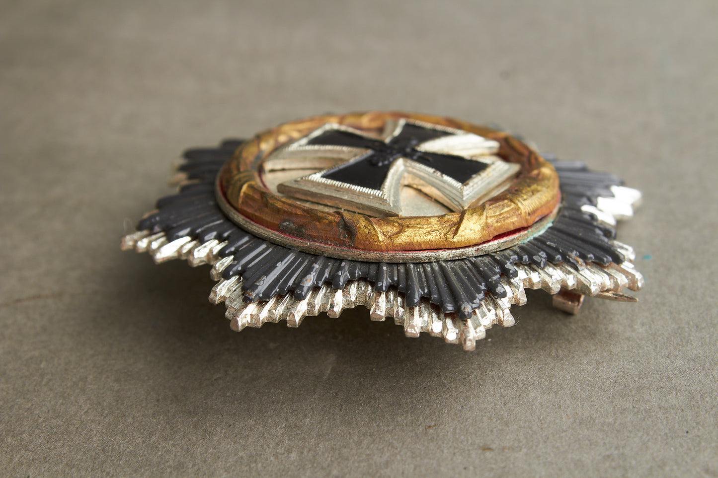 WW2 Tysk DKiG (Deutsches Kreuz in Gold) 1957-model. Original.