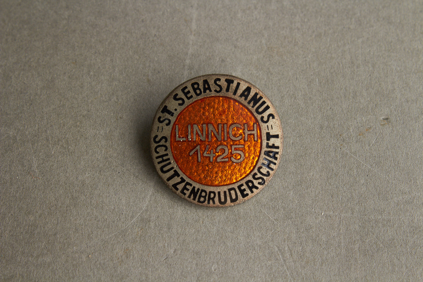 WW2 Tysk "St. Sebastianus Schutzenbruderschaft" Medlems Mærke. Original.