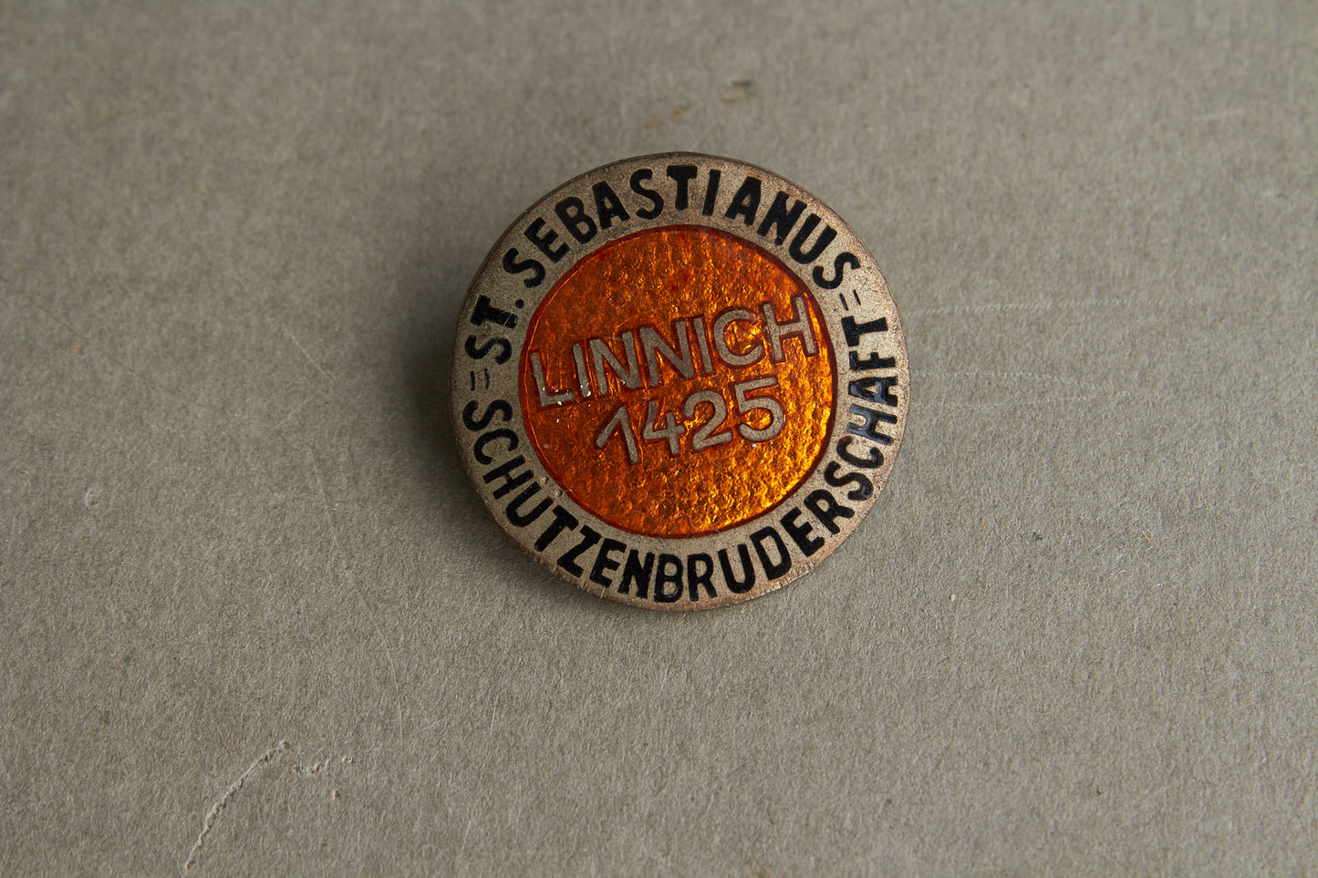 WW2 Tysk "St. Sebastianus Schutzenbruderschaft" Medlems Mærke. Original.