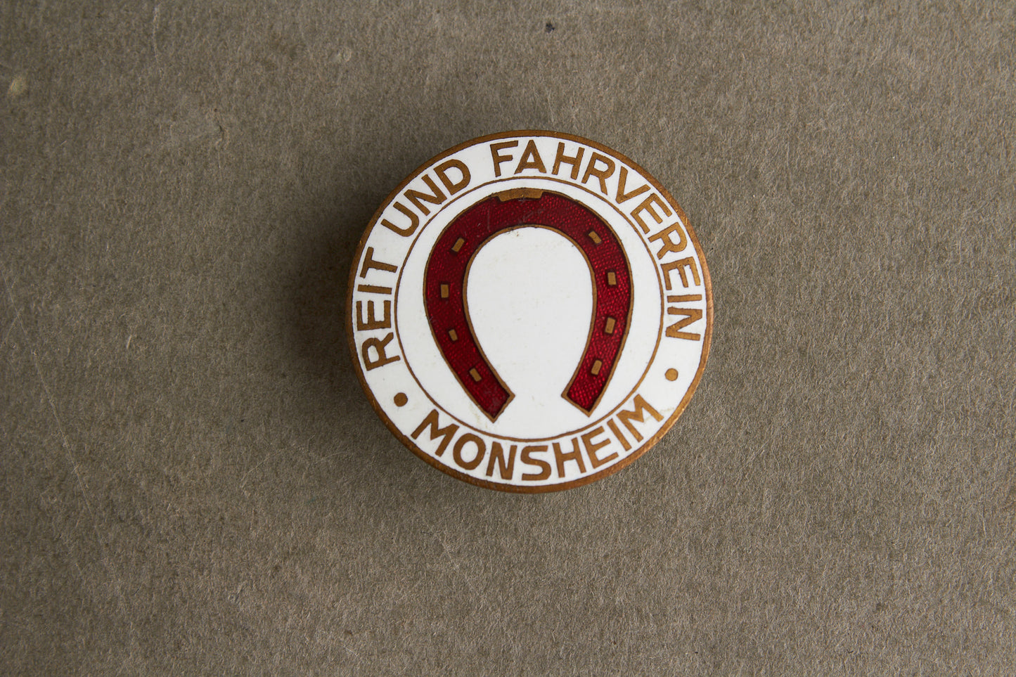 WW2 Tysk "Reit- und Fahrverein Monsheim" Medlems mærke. Original.