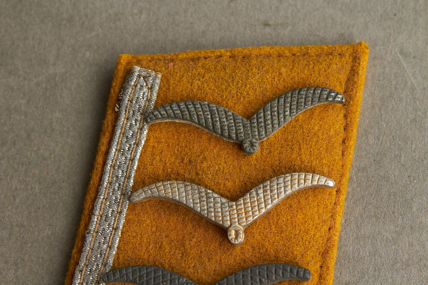 WW2 Tysk Luftwaffe "Flieger" (Flyvende personel) Kravespejl. Fjernet fra uniform. Original.