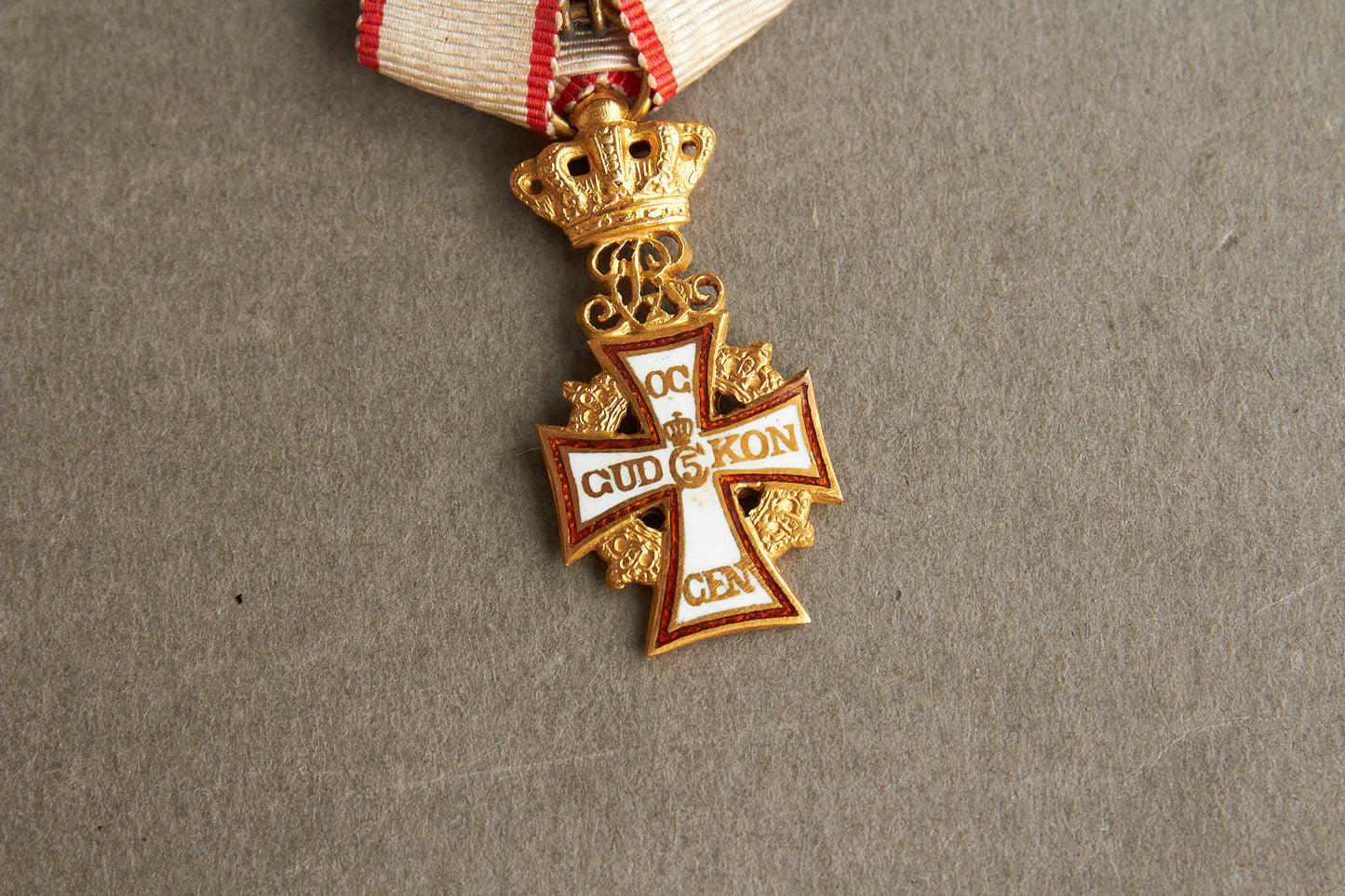 WW2 Dansk Kong Christian d. 10 Ridderkors miniature i ægte guld. Ses ikke tit. Original.