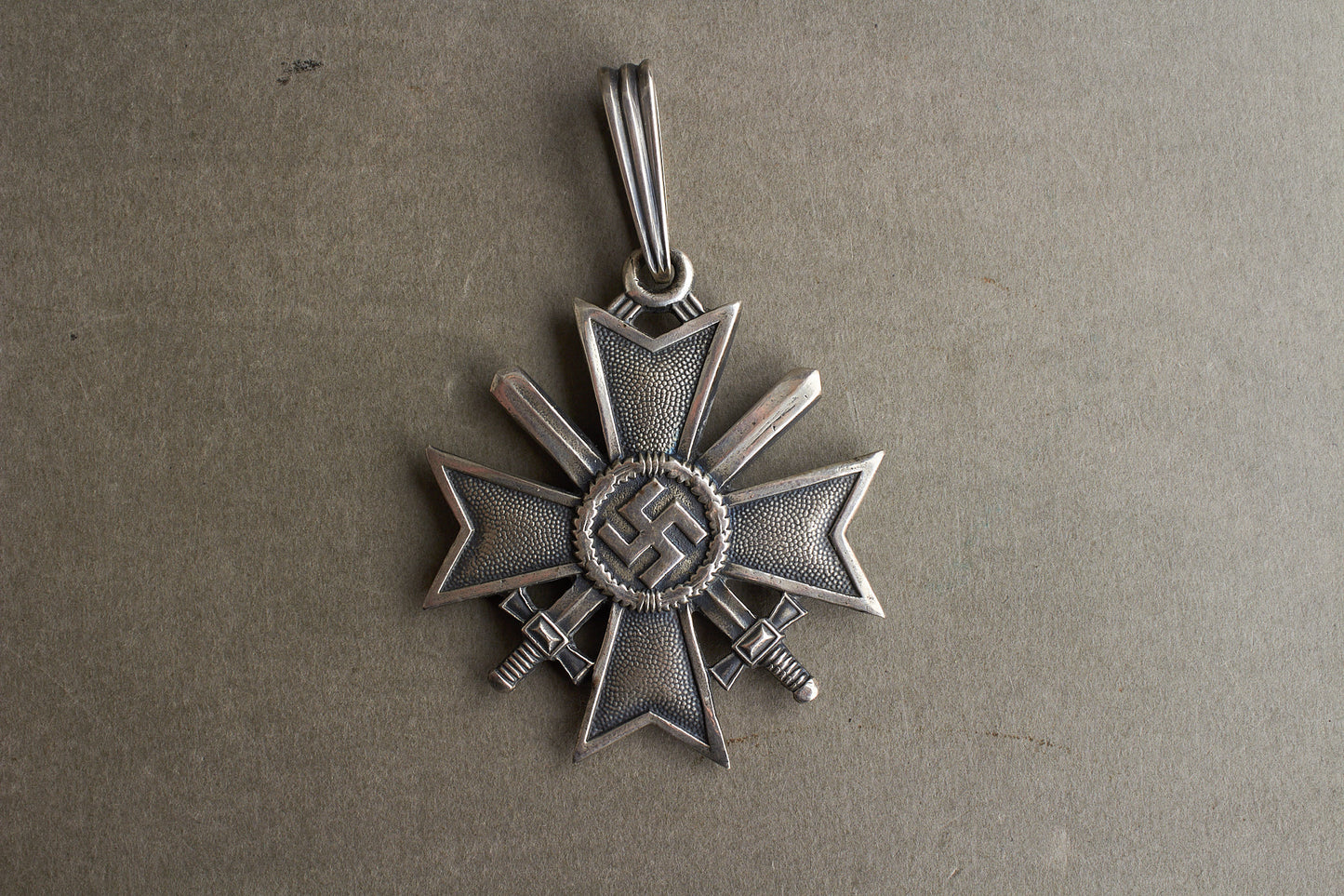 WW2 Tysk "Ritterkreuz des Kriegsverdienstkreuz" i ægte sølv. Fremstillet af Souval efter krigen. "Original"