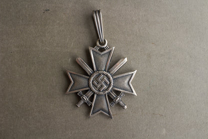 WW2 Tysk "Ritterkreuz des Kriegsverdienstkreuz" i ægte sølv. Fremstillet af Souval efter krigen. "Original"