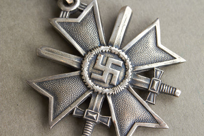 WW2 Tysk "Ritterkreuz des Kriegsverdienstkreuz" i ægte sølv. Fremstillet af Souval efter krigen. "Original"