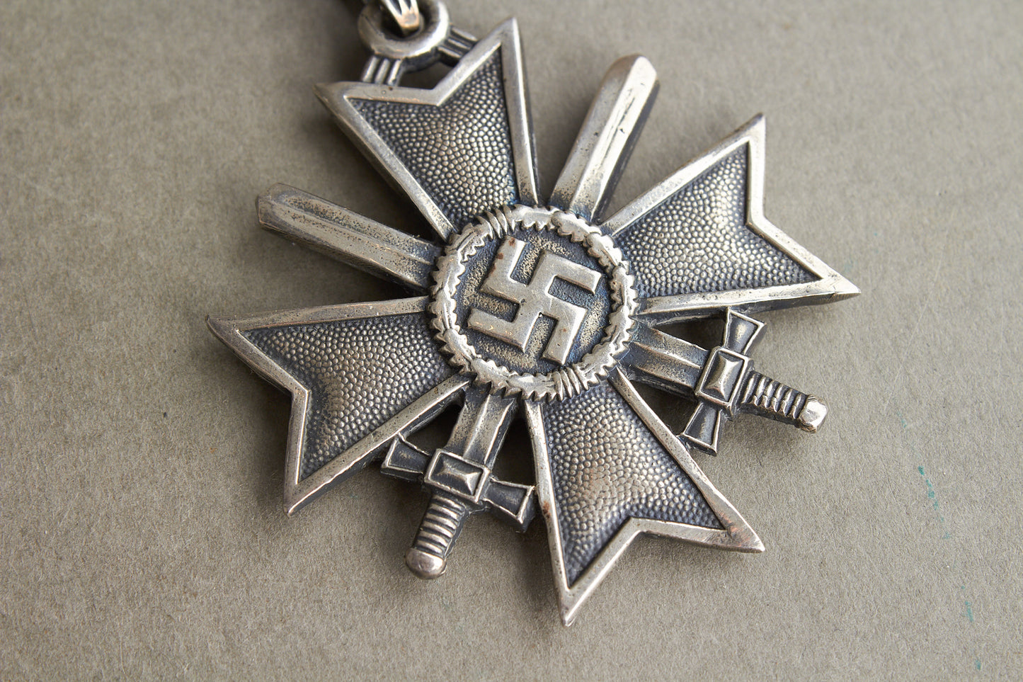 WW2 Tysk "Ritterkreuz des Kriegsverdienstkreuz" i ægte sølv. Fremstillet af Souval efter krigen. "Original"