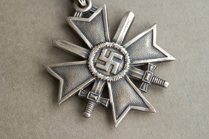 WW2 Tysk "Ritterkreuz des Kriegsverdienstkreuz" i ægte sølv. Fremstillet af Souval efter krigen. "Original"