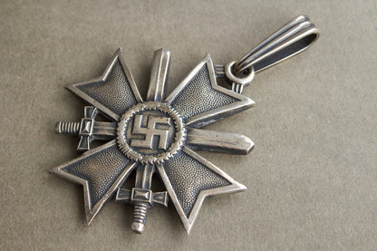 WW2 Tysk "Ritterkreuz des Kriegsverdienstkreuz" i ægte sølv. Fremstillet af Souval efter krigen. "Original"