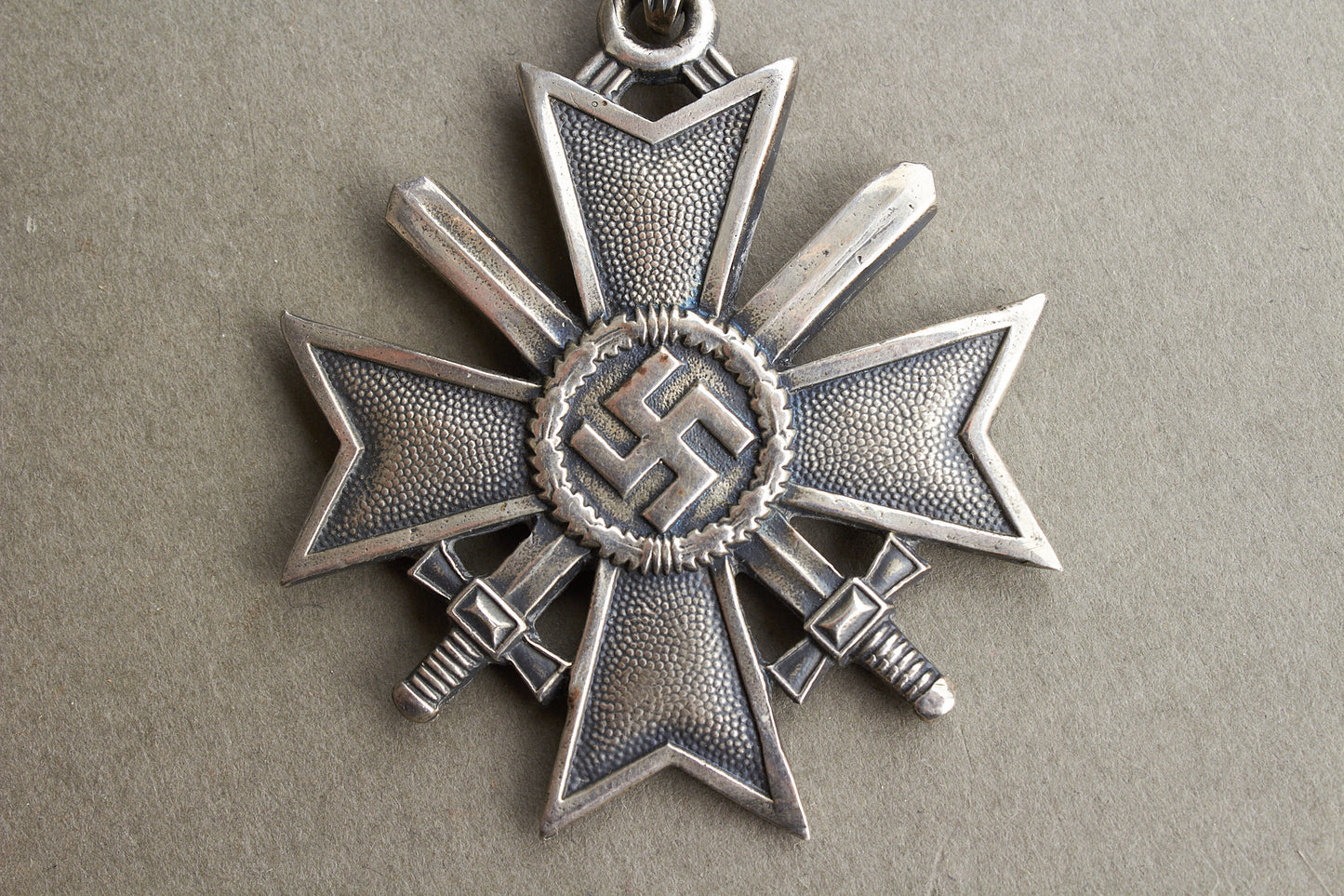 WW2 Tysk "Ritterkreuz des Kriegsverdienstkreuz" i ægte sølv. Fremstillet af Souval efter krigen. "Original"