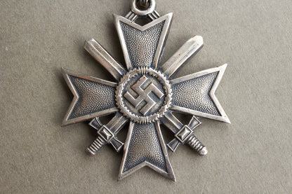 WW2 Tysk "Ritterkreuz des Kriegsverdienstkreuz" i ægte sølv. Fremstillet af Souval efter krigen. "Original"