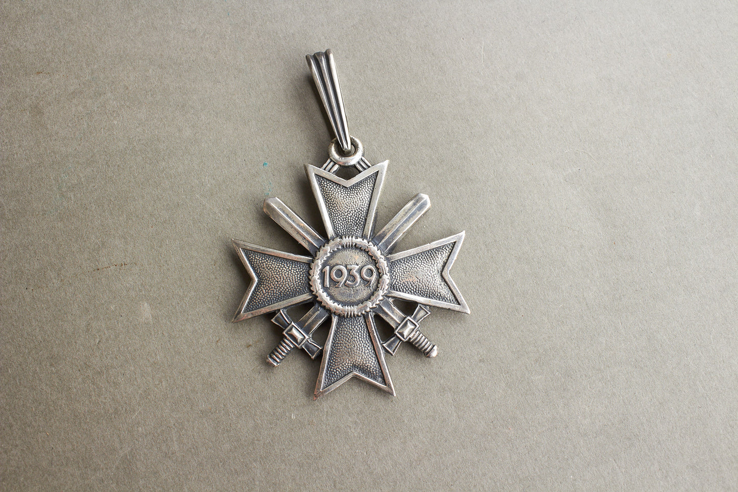 WW2 Tysk "Ritterkreuz des Kriegsverdienstkreuz" i ægte sølv. Fremstillet af Souval efter krigen. "Original"