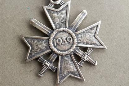 WW2 Tysk "Ritterkreuz des Kriegsverdienstkreuz" i ægte sølv. Fremstillet af Souval efter krigen. "Original"