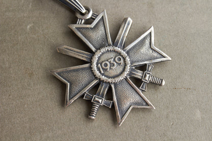 WW2 Tysk "Ritterkreuz des Kriegsverdienstkreuz" i ægte sølv. Fremstillet af Souval efter krigen. "Original"