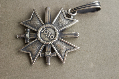 WW2 Tysk "Ritterkreuz des Kriegsverdienstkreuz" i ægte sølv. Fremstillet af Souval efter krigen. "Original"