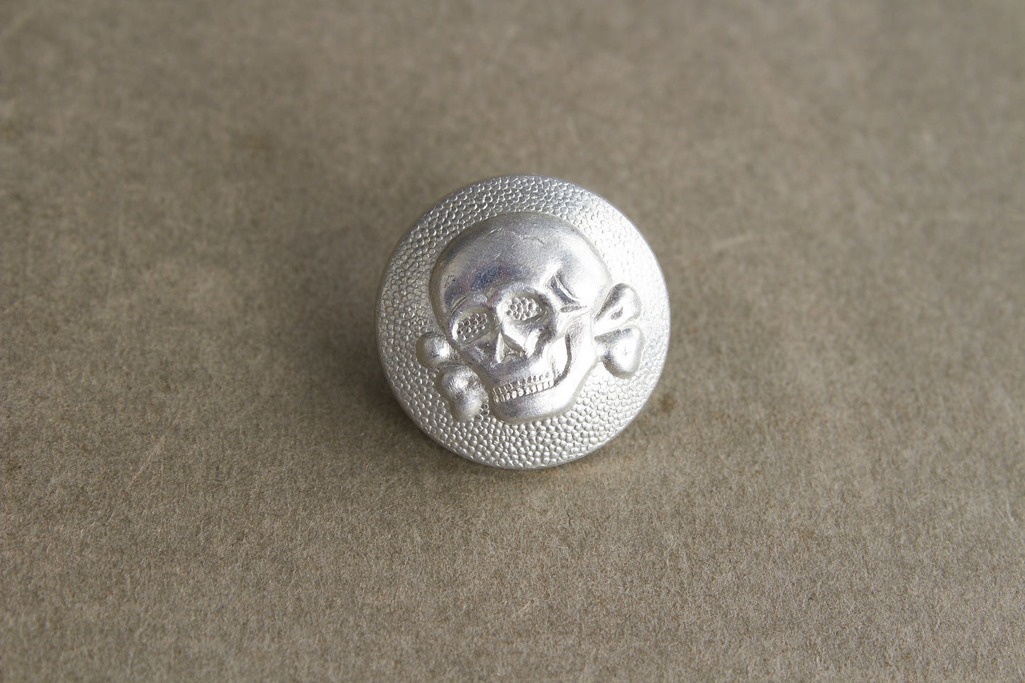 WW2 Tysk Tidlig Allgemeine-SS Dødningehoved knap til skråhue. Sjælden. Original.