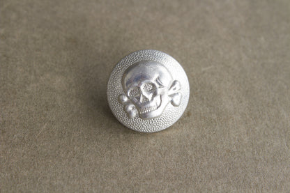 WW2 Tysk Tidlig Allgemeine-SS Dødningehoved knap til skråhue. Sjælden. Original.