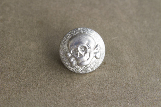 WW2 Tysk Tidlig Allgemeine-SS Dødningehoved knap til skråhue. Sjælden. Original.