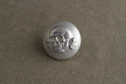 WW2 Tysk Tidlig Allgemeine-SS Dødningehoved knap til skråhue. Sjælden. Original.