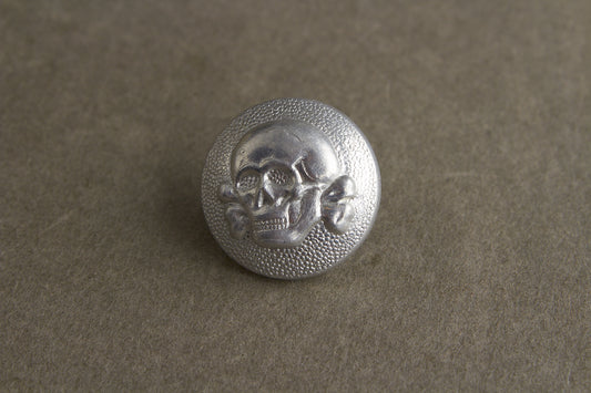 WW2 Tysk Tidlig Allgemeine-SS Dødningehoved knap til skråhue. Sjælden. Original.