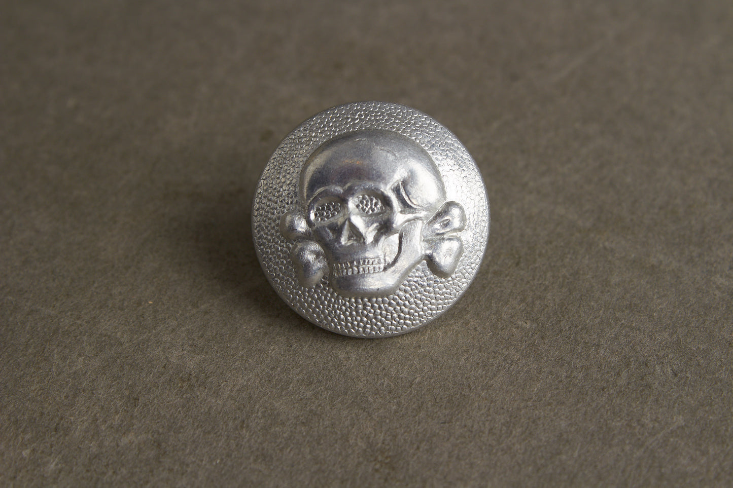 WW2 Tysk Tidlig Allgemeine-SS Dødningehoved knap til skråhue. Sjælden. Original.