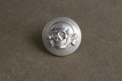 WW2 Tysk Tidlig Allgemeine-SS Dødningehoved knap til skråhue. Sjælden. Original.