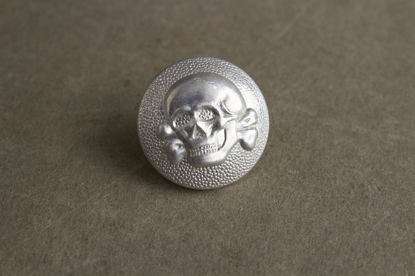 WW2 Tysk Tidlig Allgemeine-SS Dødningehoved knap til skråhue. Sjælden. Original.