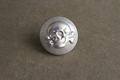 WW2 Tysk Tidlig Allgemeine-SS Dødningehoved knap til skråhue. Sjælden. Original.