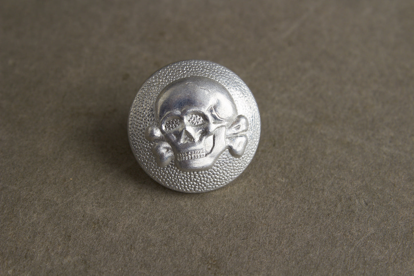 WW2 Tysk Tidlig Allgemeine-SS Dødningehoved knap til skråhue. Sjælden. Original.
