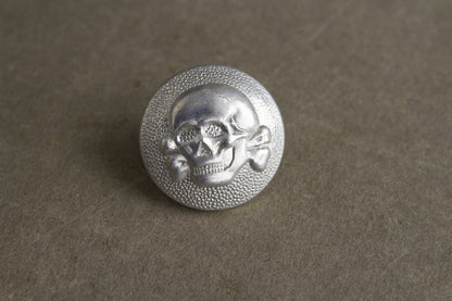 WW2 Tysk Tidlig Allgemeine-SS Dødningehoved knap til skråhue. Sjælden. Original.