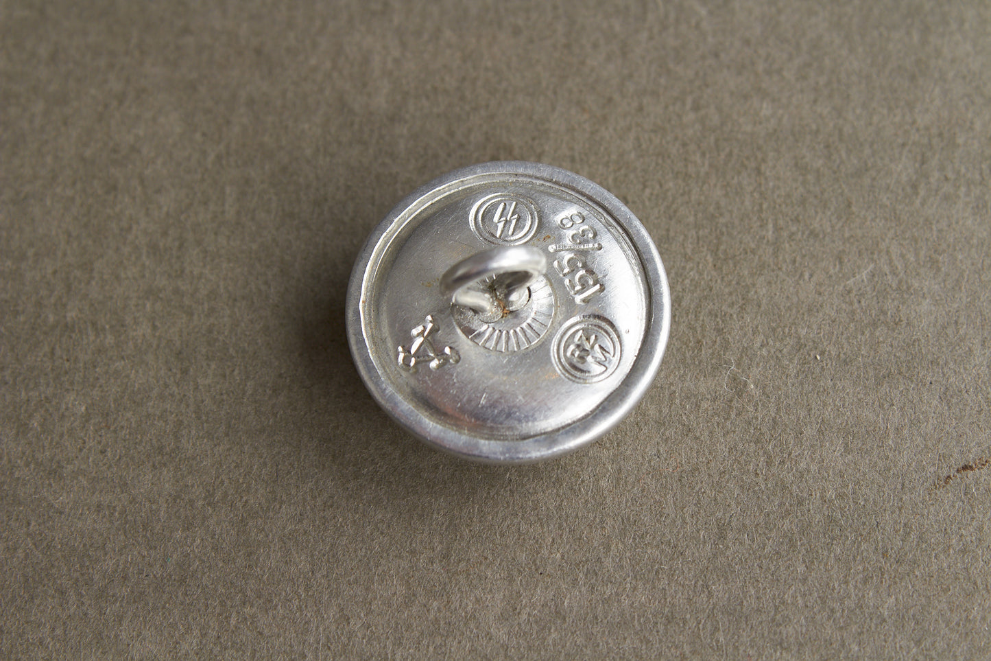 WW2 Tysk Tidlig Allgemeine-SS Dødningehoved knap til skråhue. Sjælden. Original.