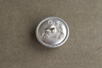 WW2 Tysk Tidlig Allgemeine-SS Dødningehoved knap til skråhue. Sjælden. Original.