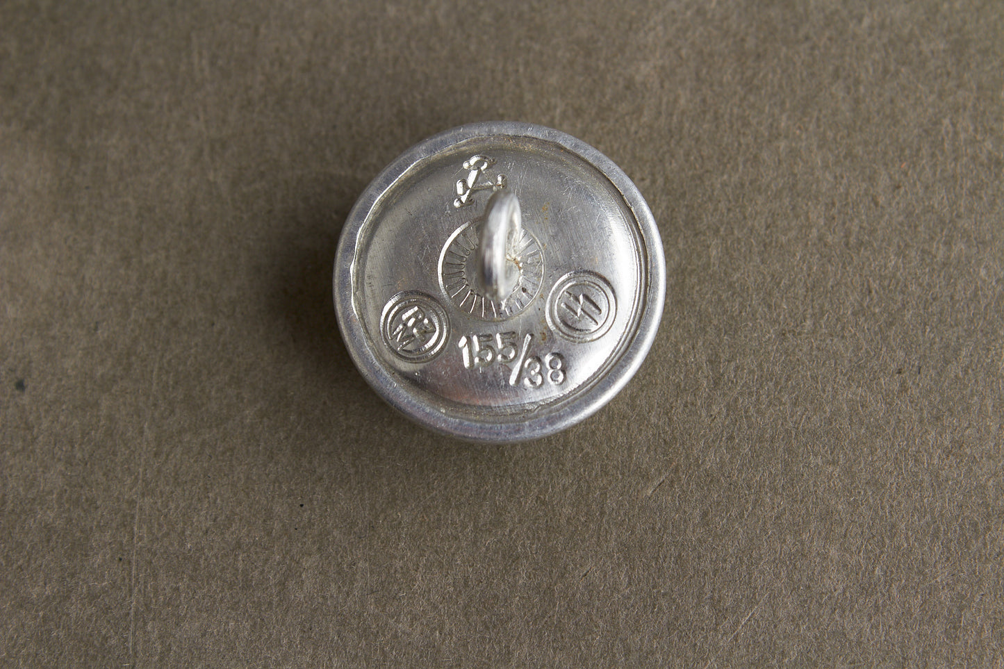 WW2 Tysk Tidlig Allgemeine-SS Dødningehoved knap til skråhue. Sjælden. Original.