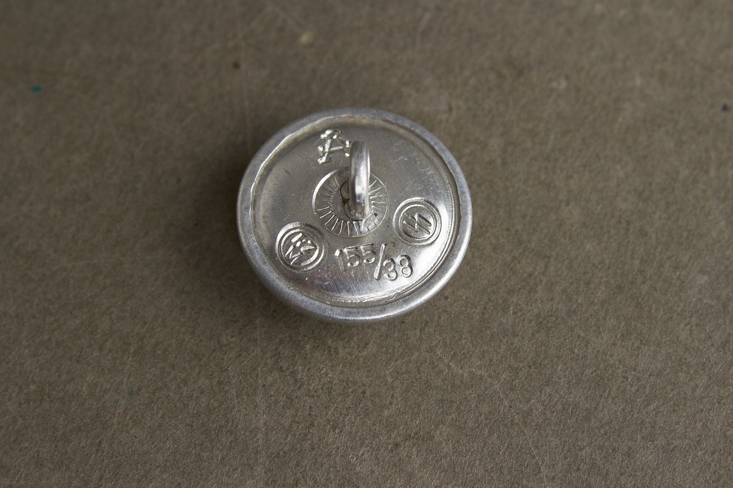 WW2 Tysk Tidlig Allgemeine-SS Dødningehoved knap til skråhue. Sjælden. Original.