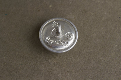 WW2 Tysk Tidlig Allgemeine-SS Dødningehoved knap til skråhue. Sjælden. Original.