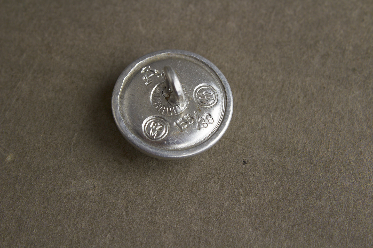 WW2 Tysk Tidlig Allgemeine-SS Dødningehoved knap til skråhue. Sjælden. Original.