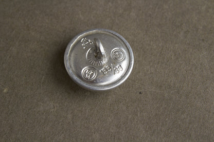 WW2 Tysk Tidlig Allgemeine-SS Dødningehoved knap til skråhue. Sjælden. Original.