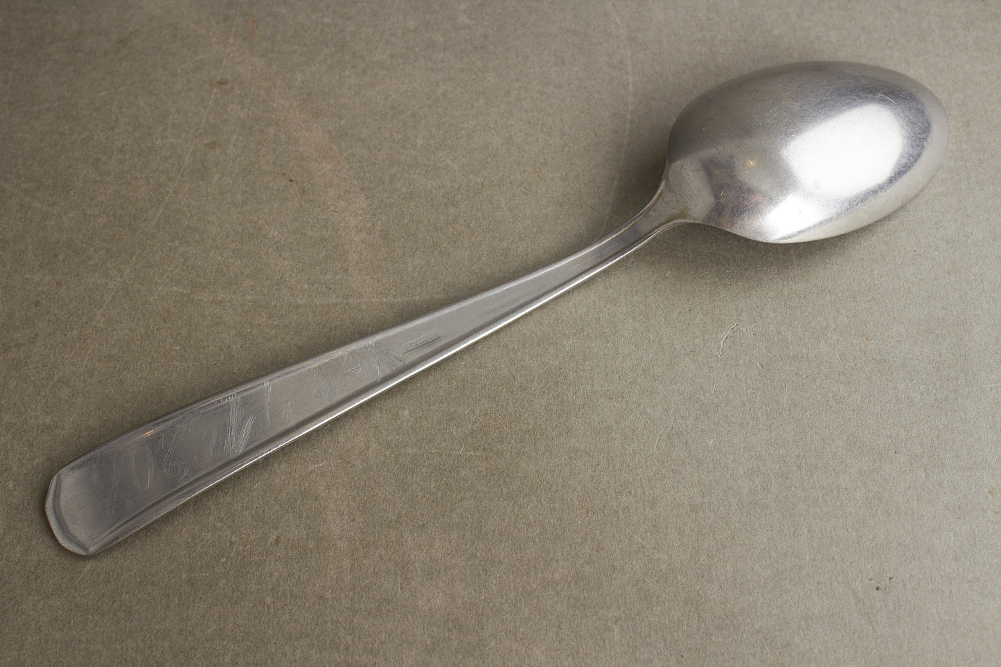 WW2 Tysk Heer Kantineske. Med navn og Feldpostnummer bag på. Original.