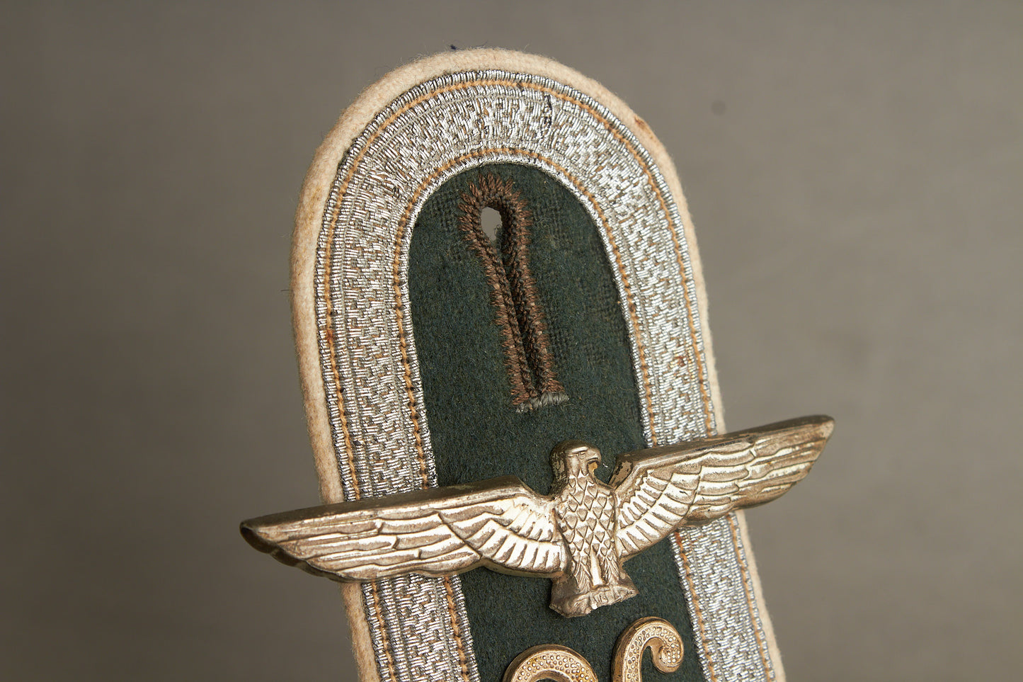 WW2 Tysk Wehrmacht Veteran "Souvenir". Skulderstrop med ørn (hagekors knækket). Original.